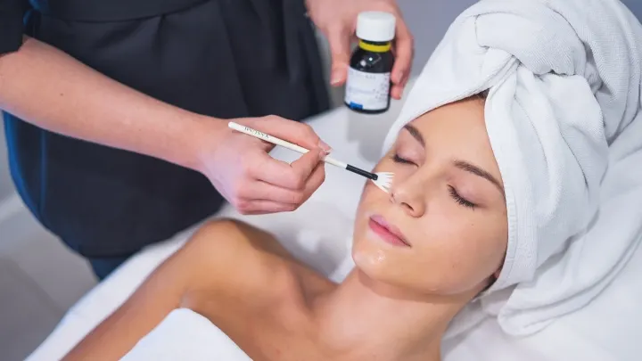 Peeling z kwasem laktobionowym w Swarzędzu — terapia nawilżająco-kojąca