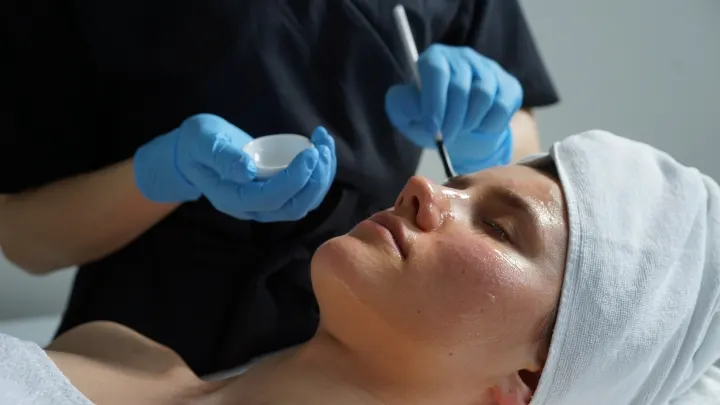Peeling z kwasem ferulowym w Swarzędzu — całoroczna terapia anti-age