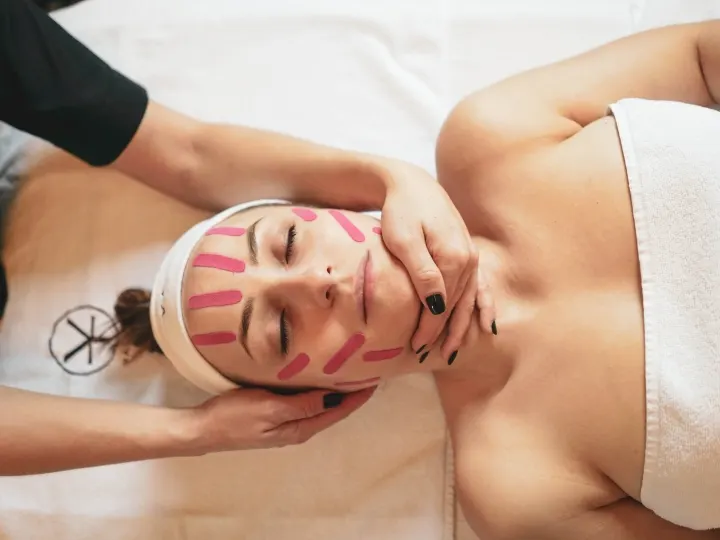 Kobido Tapes w Swarzędzu — japoński masaż twarzy z physio-plastrami